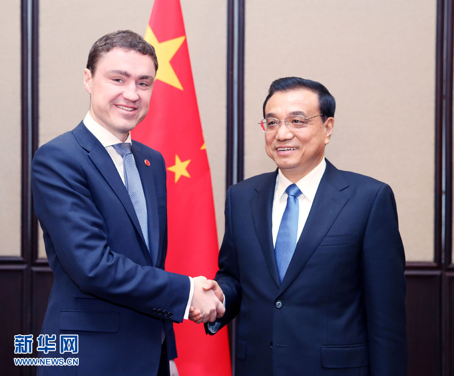 12月17日，中國國務(wù)院總理李克強在貝爾格萊德會見愛沙尼亞總理羅伊瓦斯。 新華社記者姚大偉攝 
