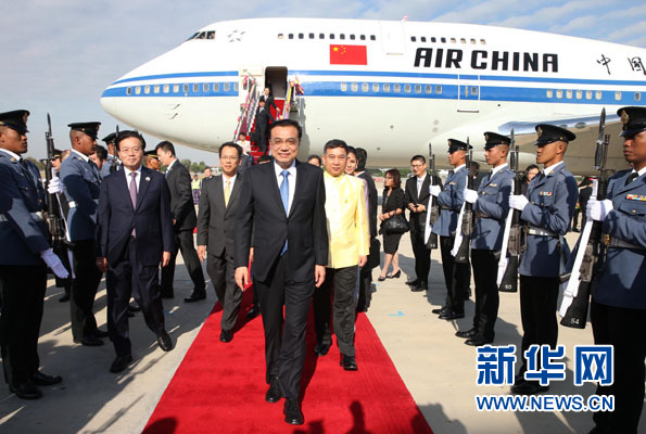 12月19日，中國國務院總理李克強抵達曼谷，出席大湄公河次區(qū)域經濟合作領導人第五次會議。新華社記者 龐興雷攝