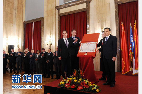 12月18日，中國國務院總理李克強在貝爾格萊德市政廳接受“貝爾格萊德榮譽市民”證書，塞爾維亞總理武契奇陪同出席。隨后，李克強同塞各界知名人士親切會見并互動交流。新華社記者 饒愛民 攝