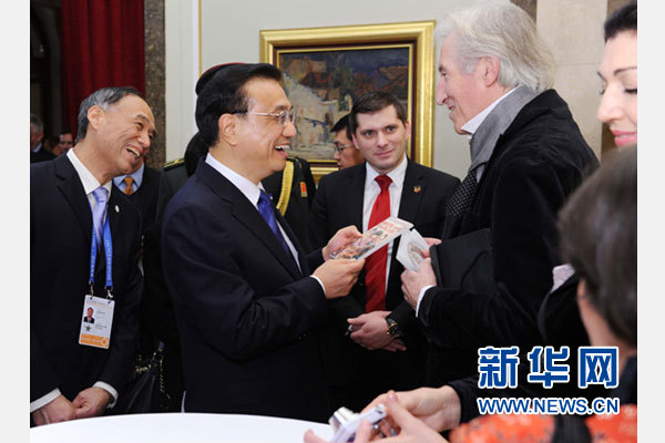 12月18日，中國國務院總理李克強在貝爾格萊德市政廳接受“貝爾格萊德榮譽市民”證書，塞爾維亞總理武契奇陪同出席。隨后，李克強同塞各界知名人士親切會見并互動交流。這是李克強同電影《瓦爾特保衛(wèi)薩拉熱窩》的演員薩馬爾季奇親切交談。新華社記者 饒愛民 攝