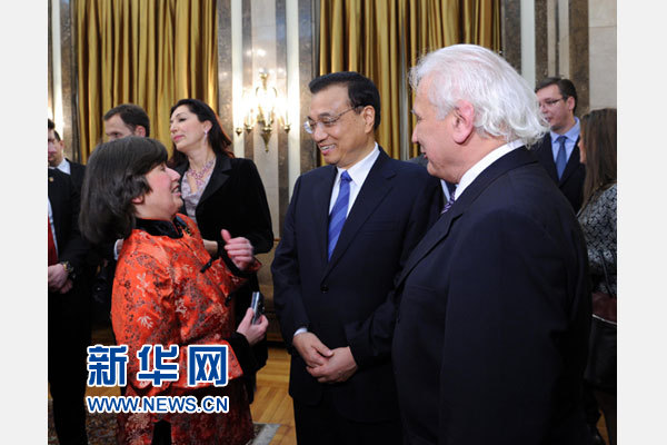 12月18日，中國國務院總理李克強在貝爾格萊德市政廳接受“貝爾格萊德榮譽市民”證書，塞爾維亞總理武契奇陪同出席。隨后，李克強同塞各界知名人士親切會見并互動交流。這是李克強同漢學家波普—采尼奇夫婦親切交談。新華社記者 饒愛民 攝