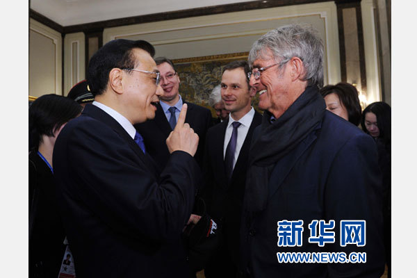 12月18日，中國國務院總理李克強在貝爾格萊德市政廳接受“貝爾格萊德榮譽市民”證書，塞爾維亞總理武契奇陪同出席。隨后，李克強同塞各界知名人士親切會見并互動交流。這是李克強同著名足球教練米盧蒂諾維奇親切交談。新華社記者 饒愛民 攝