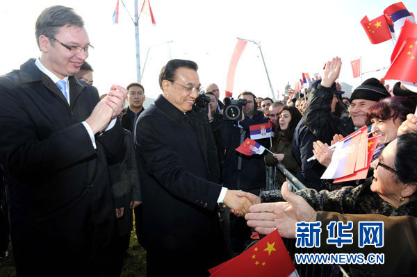 12月18日，中國(guó)國(guó)務(wù)院總理李克強(qiáng)在貝爾格萊德同塞爾維亞總理武契奇共同出席貝爾格萊德跨多瑙河大橋竣工儀式。這是李克強(qiáng)在儀式現(xiàn)場(chǎng)同塞爾維亞群眾親切握手。新華社記者 饒愛(ài)民 攝