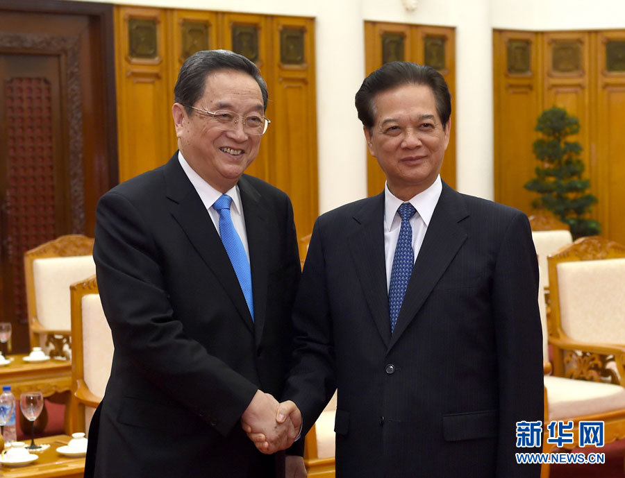 12月25日至27日，中共中央政治局常委、全國政協(xié)主席俞正聲對越南進行正式訪問。這是12月26日，俞正聲在河內(nèi)會見越南政府總理阮晉勇。 新華社記者馬占成攝