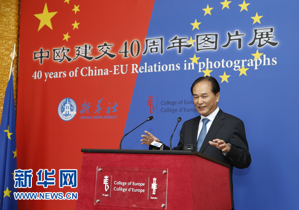 5月18日，正在比利時訪問的新華社社長蔡名照在比利時布魯日歐洲學院舉行的“中歐建交40周年圖片展”開幕式上致辭。在中歐建交40周年之際，由新華社、歐洲學院主辦的“中歐建交40周年圖片展”18日在位于比利時布魯日的歐洲學院開幕。 新華社記者葉平凡攝 