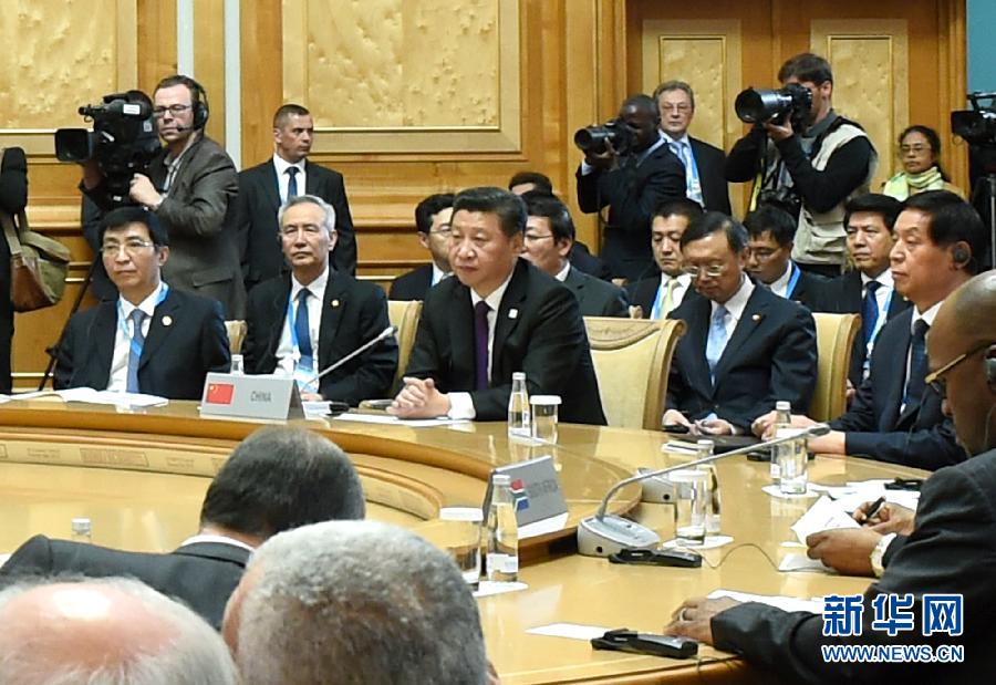 7月9日，金磚國家領導人第七次會晤在俄羅斯烏法舉行。中國國家主席習近平、俄羅斯總統(tǒng)普京、巴西總統(tǒng)羅塞夫、印度總理莫迪、南非總統(tǒng)祖馬出席。這是習近平主席出席大范圍會議。新華社記者 饒愛民 攝 