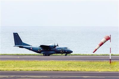 7日，法屬留尼汪島，法國(guó)軍事運(yùn)輸機(jī)沿海岸搜尋MH370殘骸。