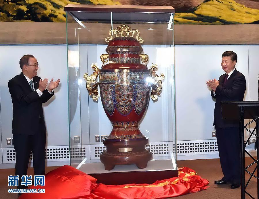 9月27日，國家主席習近平在紐約出席中國向聯(lián)合國贈送“和平尊”儀式。聯(lián)合國秘書長潘基文出席。 新華社記者 李濤 攝 