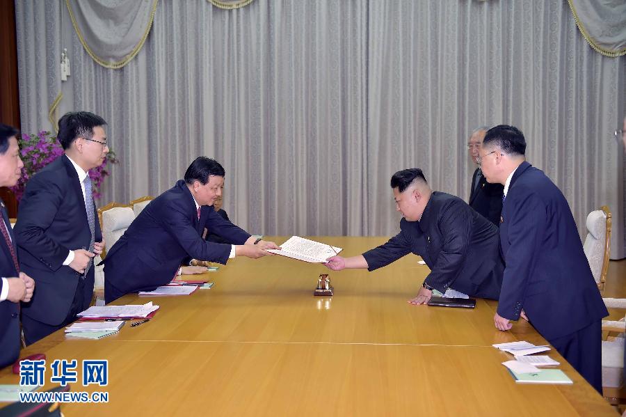 10月9日，中共中央政治局常委、中央書記處書記劉云山在平壤百花園迎賓館會(huì)見(jiàn)朝鮮勞動(dòng)黨第一書記金正恩。這是劉云山向金正恩轉(zhuǎn)交習(xí)近平總書記的親署函。新華社記者 李濤 攝