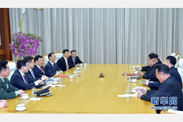 10月9日，中共中央政治局常委、中央書記處書記劉云山在平壤百花園迎賓館會(huì)見(jiàn)朝鮮勞動(dòng)黨第一書記金正恩。 新華社記者 李濤 攝 
