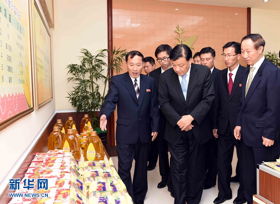 10月11日，中共中央政治局常委、中央書記處書記劉云山參觀考察平壤玉米加工廠。 新華社記者 饒愛民 攝