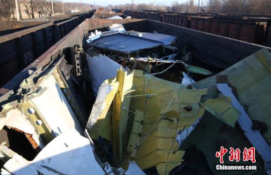 資料圖：烏克蘭頓涅茨克，MH17墜毀客機的殘骸裝上火車。圖片來源：CFP視覺中國