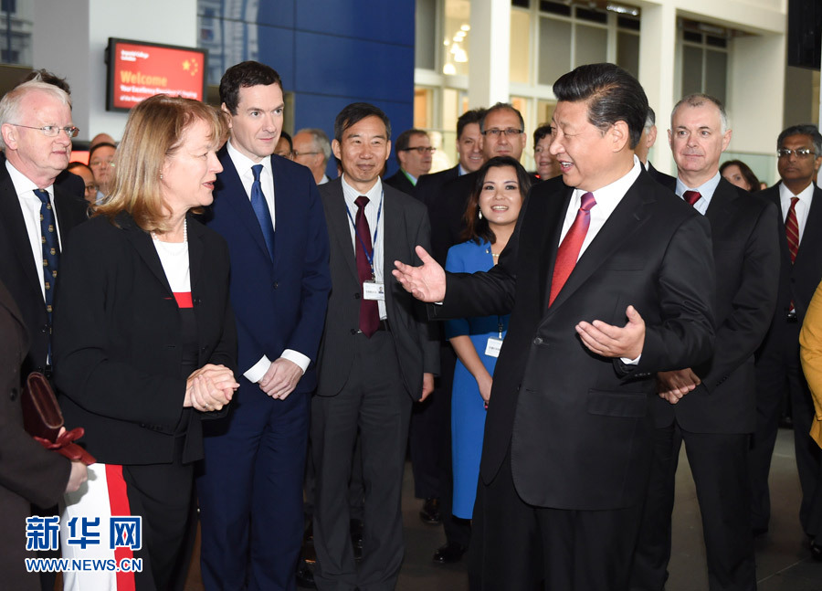 10月21日，國家主席習近平在倫敦參觀帝國理工學院。這是習近平同該校員工親切交談。 新華社記者 謝環(huán)馳 攝