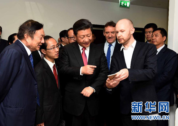10月21日，國家主席習(xí)近平在倫敦參觀華為英國公司。 新華社記者 饒愛民 攝