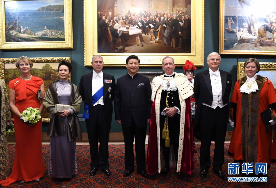 當(dāng)?shù)貢r間10月21日，國家主席習(xí)近平在倫敦金融城市政廳發(fā)表題為《共倡開放包容共促和平發(fā)展》的重要演講。這是習(xí)近平和夫人彭麗媛同嘉賓合影。 新華社記者 饒愛民 攝