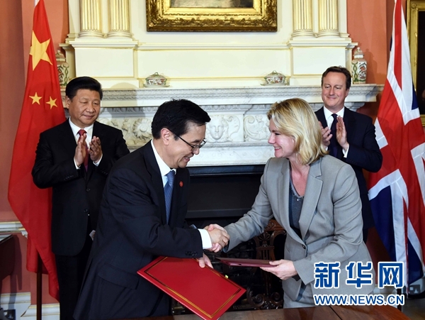 10月21日，國家主席習近平在倫敦唐寧街首相府同英國首相卡梅倫舉行會談。這是會談結(jié)束后，兩國領(lǐng)導人共同見證雙邊合作文件的簽署。新華社記者 饒愛民 攝 