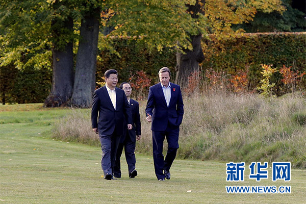 這是習近平與卡梅倫漫步草坪，邊走邊談。新華社記者 鞠鵬攝