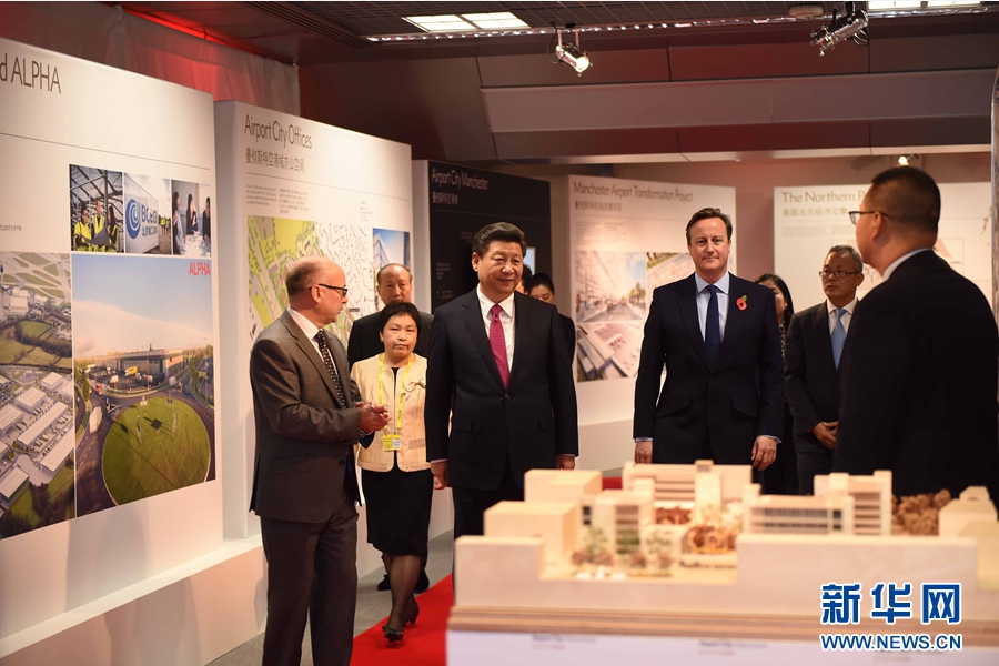 10月23日，國(guó)家主席習(xí)近平在英國(guó)首相卡梅倫陪同下，參觀曼徹斯特空港城項(xiàng)目。這是習(xí)近平和卡梅倫共同參觀曼徹斯特空港城發(fā)展規(guī)劃圖片展和空港城中國(guó)園模型。 新華社記者 張鐸 攝