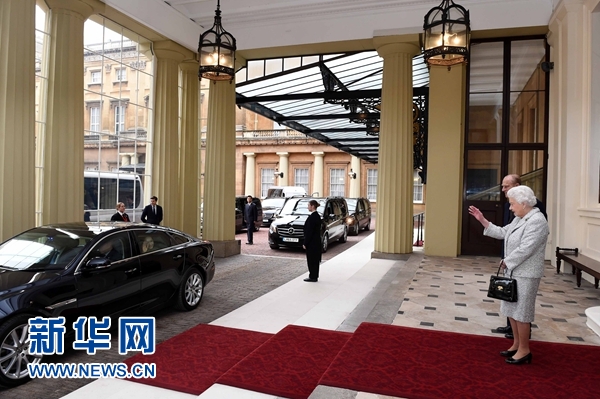 10月22日，國家主席習近平和夫人彭麗媛離開白金漢宮。離開前，英國女王伊麗莎白二世和丈夫菲利普親王專門前來同習近平夫婦親切話別。新華社記者 饒愛民 攝 