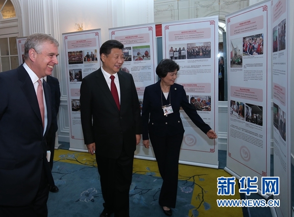 10月22日，國(guó)家主席習(xí)近平在倫敦出席全英孔子學(xué)院和孔子課堂年會(huì)開幕式。這是習(xí)近平參觀全英孔子學(xué)院和孔子課堂成果圖片展。 新華社記者 龐興雷 攝