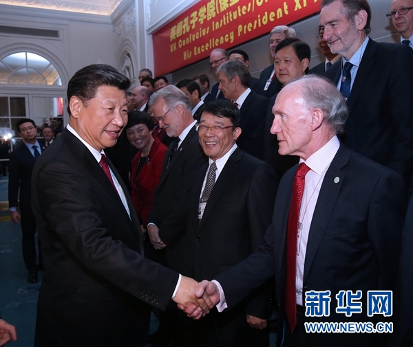 10月22日，國(guó)家主席習(xí)近平在倫敦出席全英孔子學(xué)院和孔子課堂年會(huì)開幕式。這是習(xí)近平同參加開幕式的嘉賓親切交談。 新華社記者 龐興雷 攝 