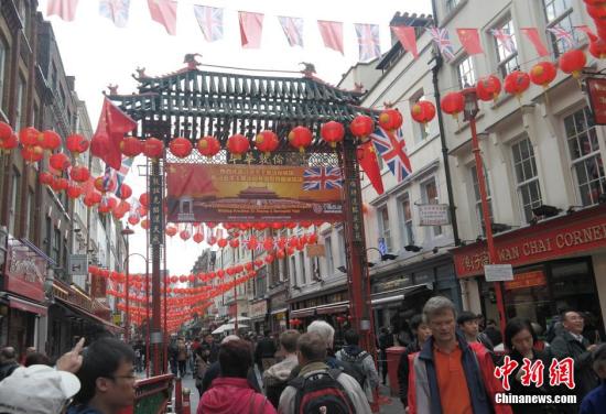 習近平主席訪問英國，倫敦唐人街掛出大紅燈籠和中英兩國國旗。 <a target='_blank' ><p  align=