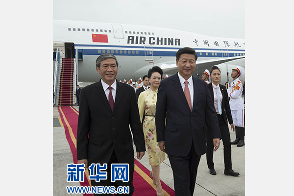 11月5日，中共中央總書記、國(guó)家主席習(xí)近平抵達(dá)越南首都河內(nèi)，開始對(duì)越南進(jìn)行國(guó)事訪問(wèn)。這是越南高級(jí)官員到機(jī)場(chǎng)迎接習(xí)近平和夫人彭麗媛。新華社記者李學(xué)仁攝