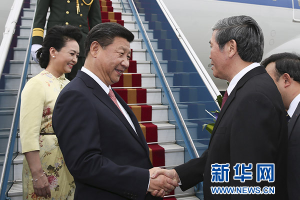 11月5日，中共中央總書記、國(guó)家主席習(xí)近平抵達(dá)越南首都河內(nèi)，開始對(duì)越南進(jìn)行國(guó)事訪問(wèn)。這是越南高級(jí)官員到機(jī)場(chǎng)迎接習(xí)近平和夫人彭麗媛。新華社記者蘭紅光攝 