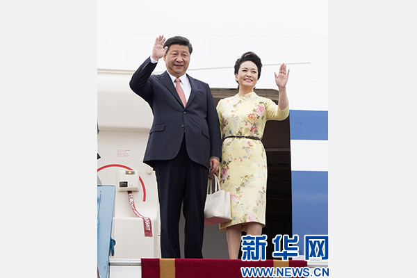 11月5日，中共中央總書記、國(guó)家主席習(xí)近平抵達(dá)越南首都河內(nèi)，開始對(duì)越南進(jìn)行國(guó)事訪問(wèn)。這是習(xí)近平和夫人彭麗媛步出艙門向歡迎人群揮手致意。新華社記者 李學(xué)仁 攝