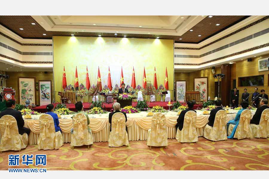 11月5日，中共中央總書記、國家主席習(xí)近平和夫人彭麗媛出席越共中央總書記阮富仲和越南國家主席張晉創(chuàng)在河內(nèi)國際會(huì)議中心舉行的盛大歡迎晚宴。新華社記者 龐興雷 攝 