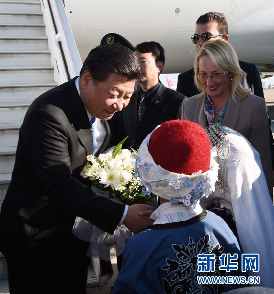 11月14日，國(guó)家主席習(xí)近平抵達(dá)土耳其安塔利亞，應(yīng)土耳其共和國(guó)總統(tǒng)埃爾多安邀請(qǐng)，出席二十國(guó)集團(tuán)領(lǐng)導(dǎo)人第十次峰會(huì)。這是土耳其兒童向習(xí)近平主席獻(xiàn)花。新華社記者 饒愛民 攝 