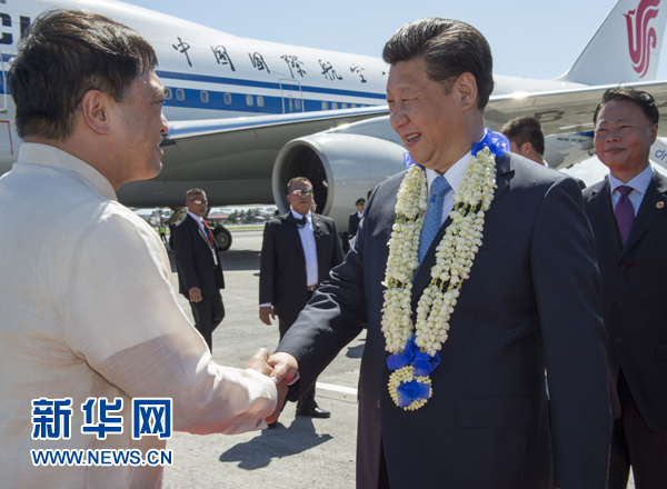 11月17日，國家主席習(xí)近平抵達(dá)菲律賓首都馬尼拉尼諾·阿基諾國際機場，出席即將舉行的亞太經(jīng)合組織第二十三次領(lǐng)導(dǎo)人非正式會議。菲律賓高級官員到機場迎接習(xí)近平主席。新華社記者李學(xué)仁攝