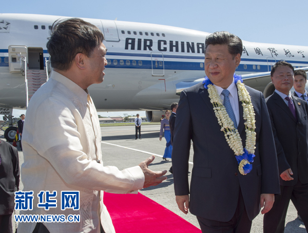 11月17日，國家主席習(xí)近平抵達(dá)菲律賓首都馬尼拉尼諾·阿基諾國際機場，出席即將舉行的亞太經(jīng)合組織第二十三次領(lǐng)導(dǎo)人非正式會議。菲律賓高級官員到機場迎接習(xí)近平主席。新華社記者李學(xué)仁攝