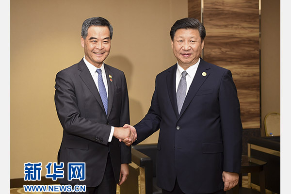11月18日，國家主席習(xí)近平在菲律賓馬尼拉會見前來出席亞太經(jīng)合組織第二十三次領(lǐng)導(dǎo)人非正式會議的香港特別行政區(qū)行政長官梁振英。新華社記者謝環(huán)馳攝
