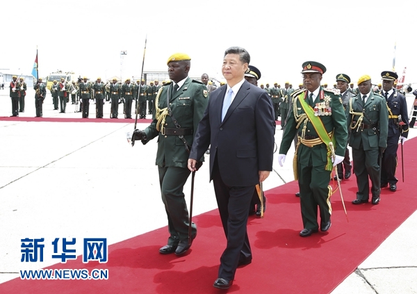 12月1日，中國國家主席習(xí)近平乘專機(jī)抵達(dá)津巴布韋首都哈拉雷，開始對津巴布韋進(jìn)行國事訪問。津巴布韋總統(tǒng)穆加貝在機(jī)場舉行隆重歡迎儀式。這是習(xí)近平檢閱儀仗隊。新華社記者 黃敬文 攝 