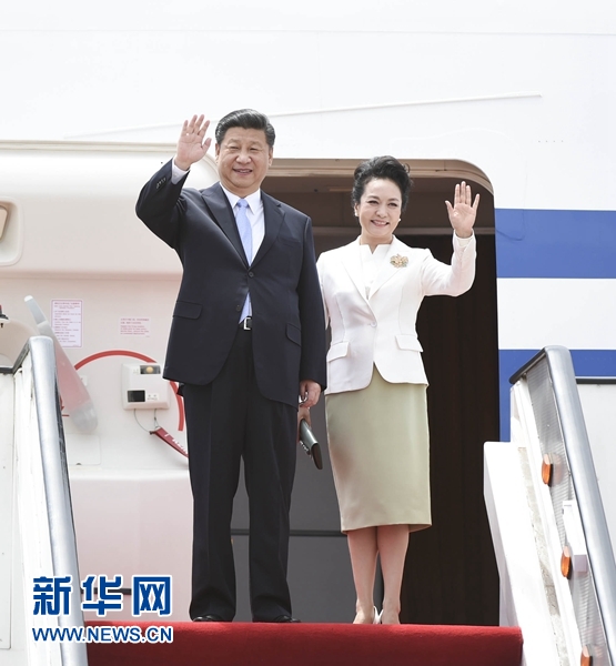12月1日，中國國家主席習(xí)近平乘專機(jī)抵達(dá)津巴布韋首都哈拉雷，開始對津巴布韋進(jìn)行國事訪問。津巴布韋總統(tǒng)穆加貝在機(jī)場舉行隆重歡迎儀式。這是習(xí)近平和夫人彭麗媛向歡迎人群揮手致意。新華社記者 謝環(huán)馳 攝 