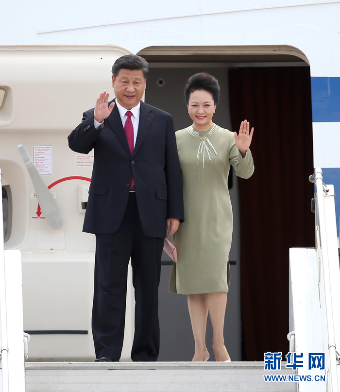 12月2日，國(guó)家主席習(xí)近平抵達(dá)南非首都比勒陀利亞，開(kāi)始對(duì)南非進(jìn)行國(guó)事訪問(wèn)。這是習(xí)近平和夫人彭麗媛向歡迎人群揮手致意。新華社記者龐興雷攝