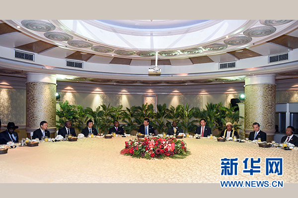 12月4日，國(guó)家主席習(xí)近平在約翰內(nèi)斯堡集體會(huì)見(jiàn)13位非洲國(guó)家領(lǐng)導(dǎo)人。 新華社記者 謝環(huán)馳 攝