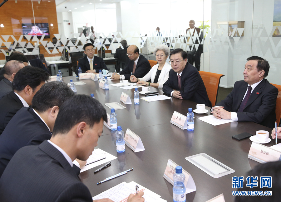 這是3月25日，張德江在肯尼亞首都內(nèi)羅畢考察中央電視臺非洲分臺并接見中央媒體駐非洲機(jī)構(gòu)負(fù)責(zé)人。 新華社記者馬占成攝