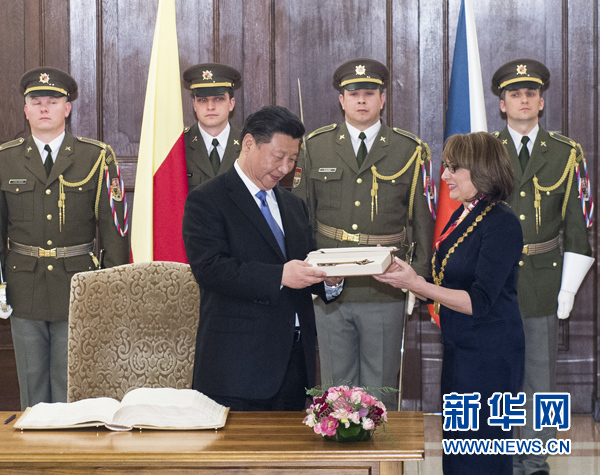 當(dāng)?shù)貢r(shí)間3月29日，國家主席習(xí)近平在捷克布拉格會見布拉格市長科爾娜喬娃，并接受科爾娜喬娃代表該市贈予的城市鑰匙。 新華社記者 王曄 攝