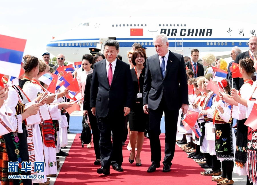 6月17日，國家主席習(xí)近平乘專機(jī)抵達(dá)貝爾格萊德，開始對(duì)塞爾維亞共和國進(jìn)行國事訪問。習(xí)近平和夫人彭麗媛在機(jī)場(chǎng)受到塞爾維亞總統(tǒng)尼科利奇夫婦的熱情迎接。新華社記者 饒愛民 攝