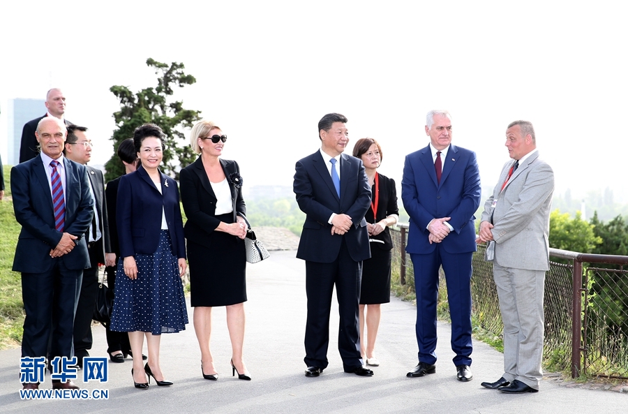 6月17日，中國國家主席習(xí)近平和夫人彭麗媛在塞爾維亞總統(tǒng)尼科利奇夫婦陪同下參觀具有悠久歷史的貝爾格萊德卡萊梅格丹公園。 新華社記者 馬占成 攝