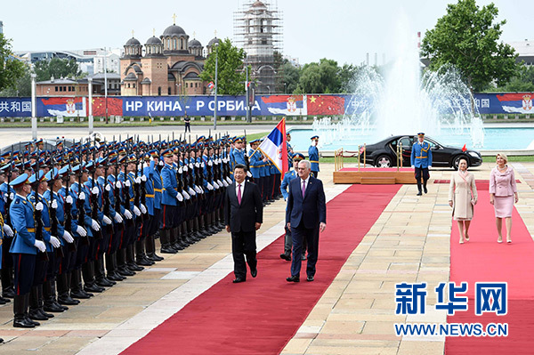 6月18日，國(guó)家主席習(xí)近平出席塞爾維亞總統(tǒng)尼科利奇在貝爾格萊德舉行的隆重歡迎儀式。 新華社記者饒愛(ài)民攝