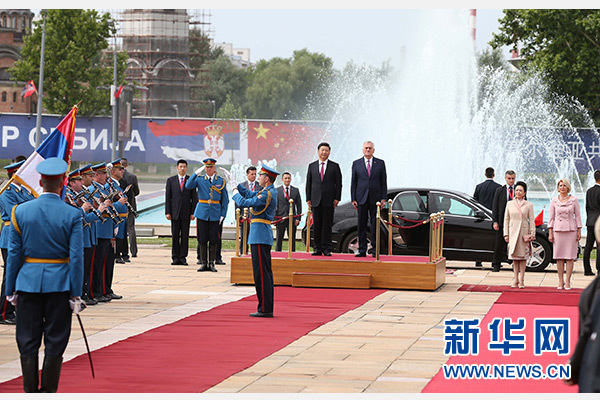  6月18日，國(guó)家主席習(xí)近平出席塞爾維亞總統(tǒng)尼科利奇在貝爾格萊德舉行的隆重歡迎儀式。 新華社記者馬占成攝