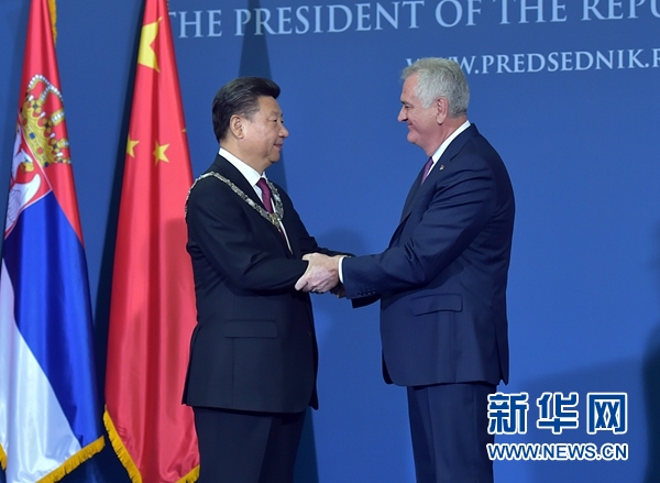 6月18日，國家主席習(xí)近平在貝爾格萊德同塞爾維亞總統(tǒng)尼科利奇舉行會談。會談后，尼科利奇向習(xí)近平授予塞爾維亞最高級別勛章“共和國一級榮譽勛章”，感謝習(xí)近平為中塞關(guān)系發(fā)展作出的杰出貢獻。新華社記者 李濤 攝 
