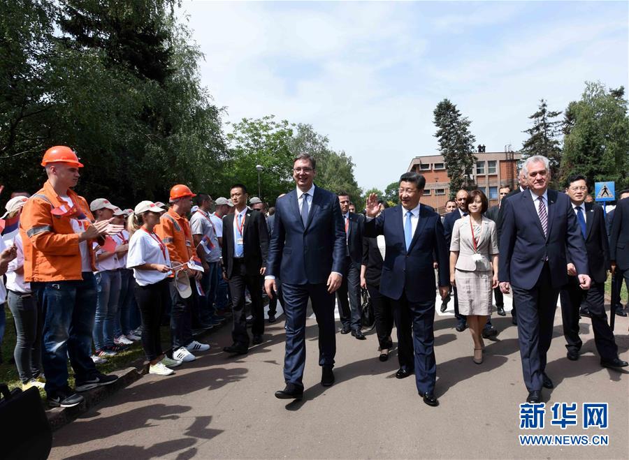6月19日上午，國家主席習(xí)近平在貝爾格萊德參觀河鋼集團塞爾維亞斯梅代雷沃鋼廠。習(xí)近平抵達時，塞爾維亞總統(tǒng)尼科利奇、總理武契奇在停車處熱情迎接。鋼廠工人和家屬、當?shù)厥忻駭?shù)千人夾道歡迎。新華社記者 饒愛民 攝
