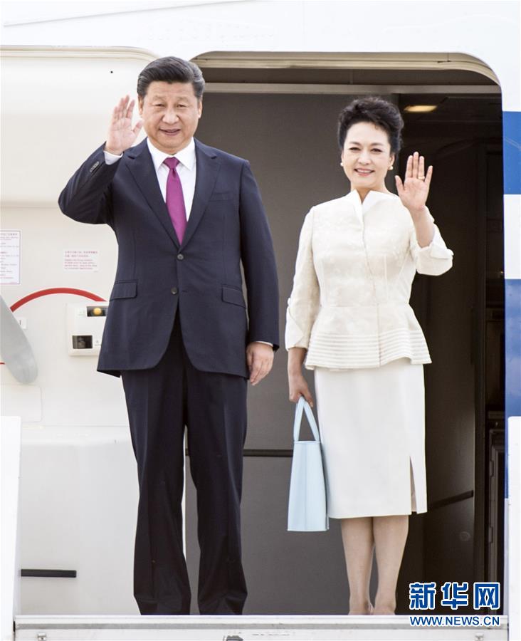 6月19日，國(guó)家主席習(xí)近平抵達(dá)華沙，開始對(duì)波蘭共和國(guó)進(jìn)行國(guó)事訪問。這是習(xí)近平和夫人彭麗媛步出艙門。 新華社記者 謝環(huán)馳 攝 
