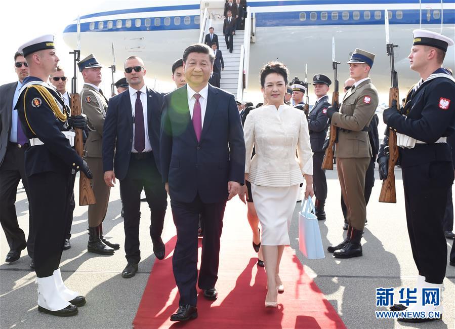 6月19日，國(guó)家主席習(xí)近平抵達(dá)華沙，開始對(duì)波蘭共和國(guó)進(jìn)行國(guó)事訪問。這是習(xí)近平和夫人彭麗媛走下飛機(jī)。 新華社記者 饒愛民 攝