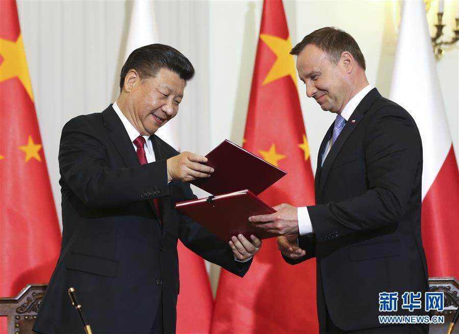 6月20日，國家主席習(xí)近平在華沙同波蘭總統(tǒng)杜達(dá)舉行會談。這是會談后，兩國元首共同簽署《中華人民共和國和波蘭共和國關(guān)于建立全面戰(zhàn)略伙伴關(guān)系的聯(lián)合聲明》。新華社記者蘭紅光攝