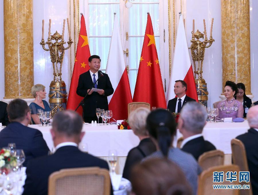 6月20日，國家主席習近平出席波蘭總統(tǒng)杜達在華沙王宮舉行的盛大歡迎晚宴。 新華社記者 劉衛(wèi)兵 攝